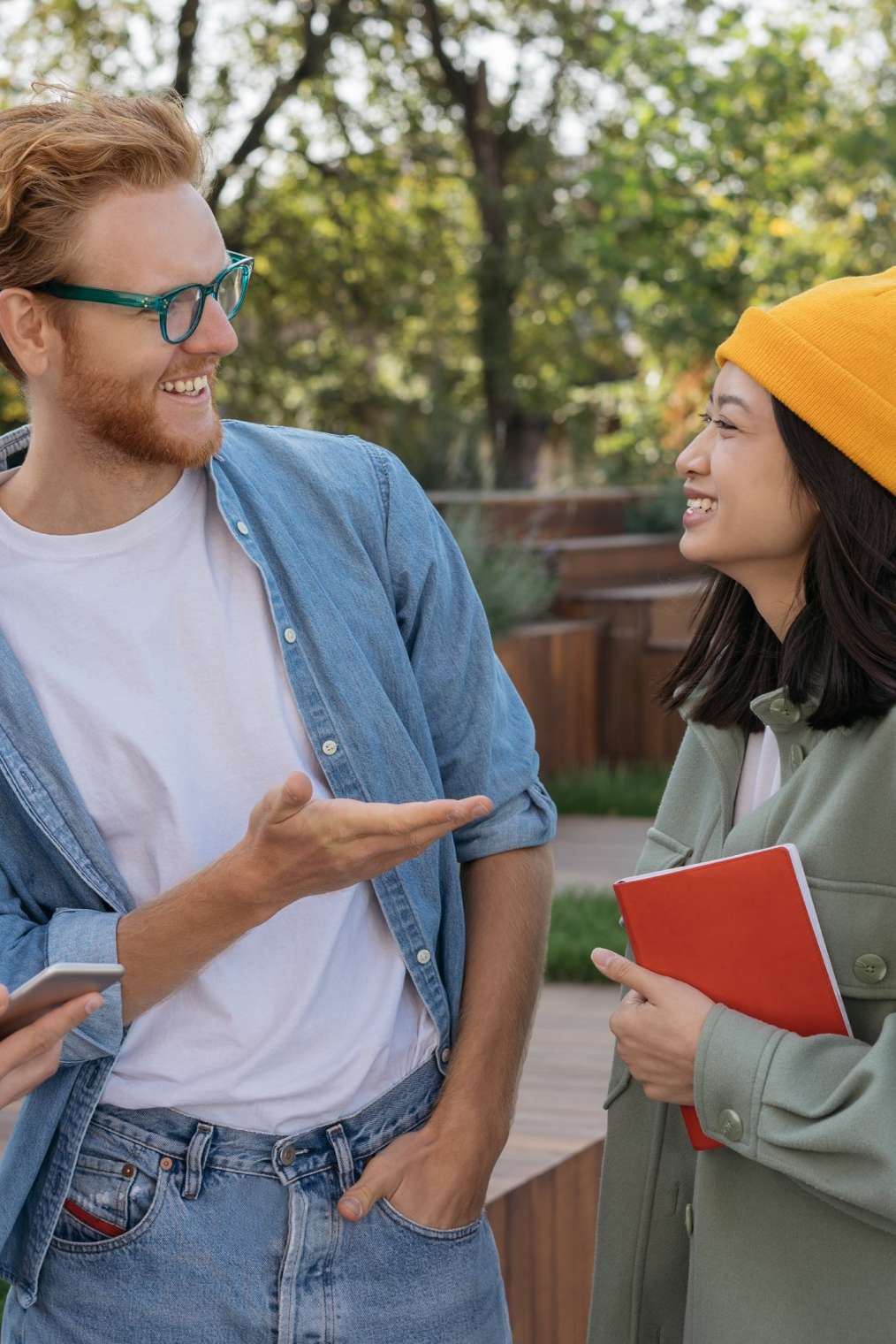 Drie studenten aan tafel met elkaar in gesprek