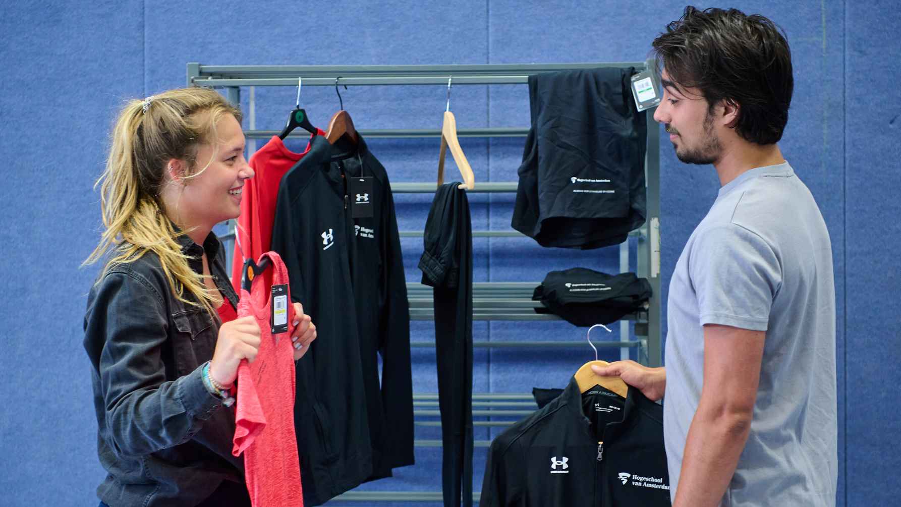 Twee studenten ALO in gesprek in gymzaal