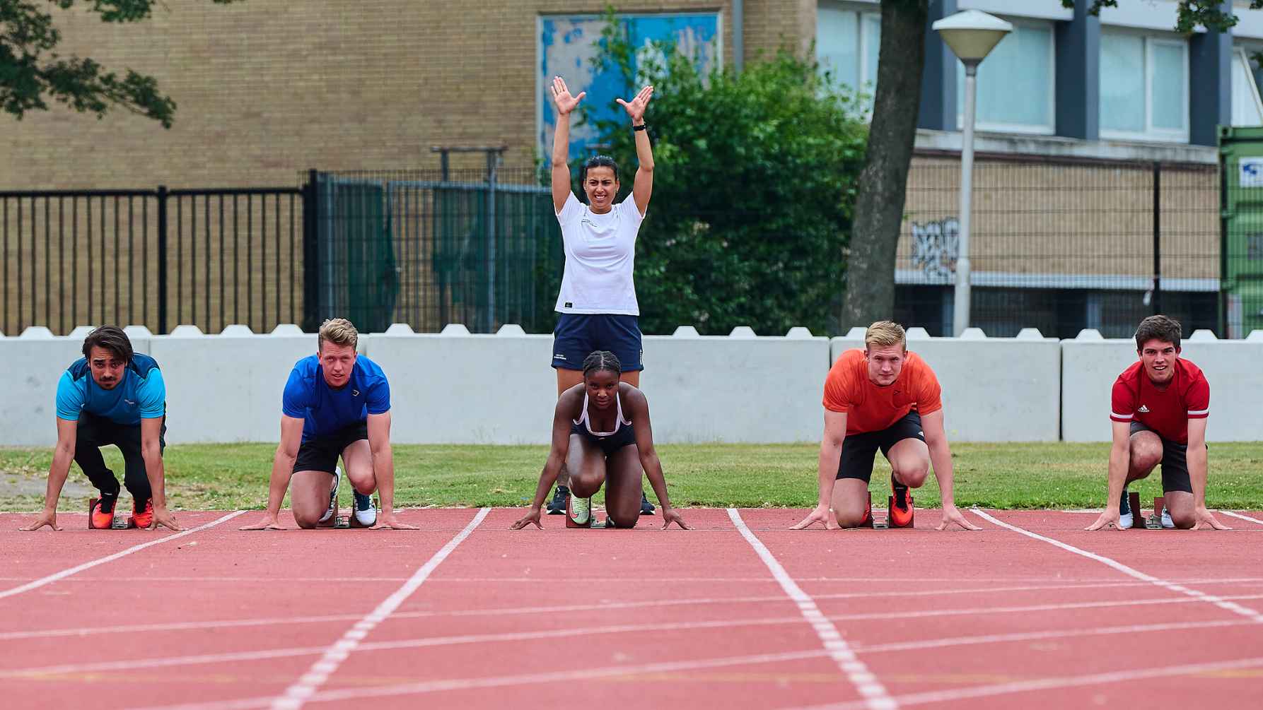 Studenten ALO in starthouding atletiekbaan