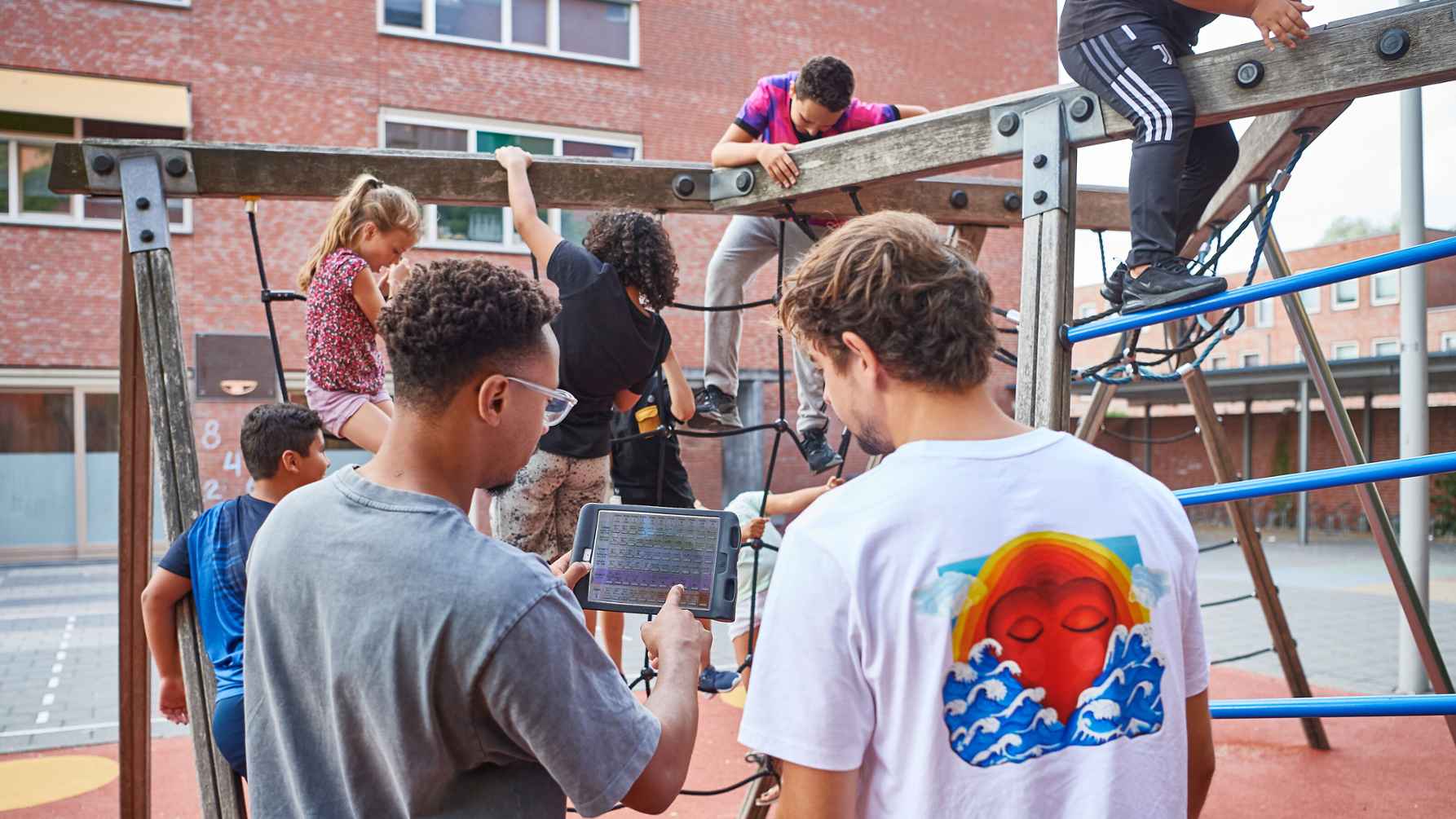 Studenten op schoolplein met tablet