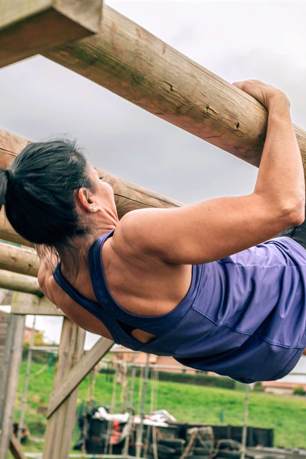 Vrouw hangt aan balk