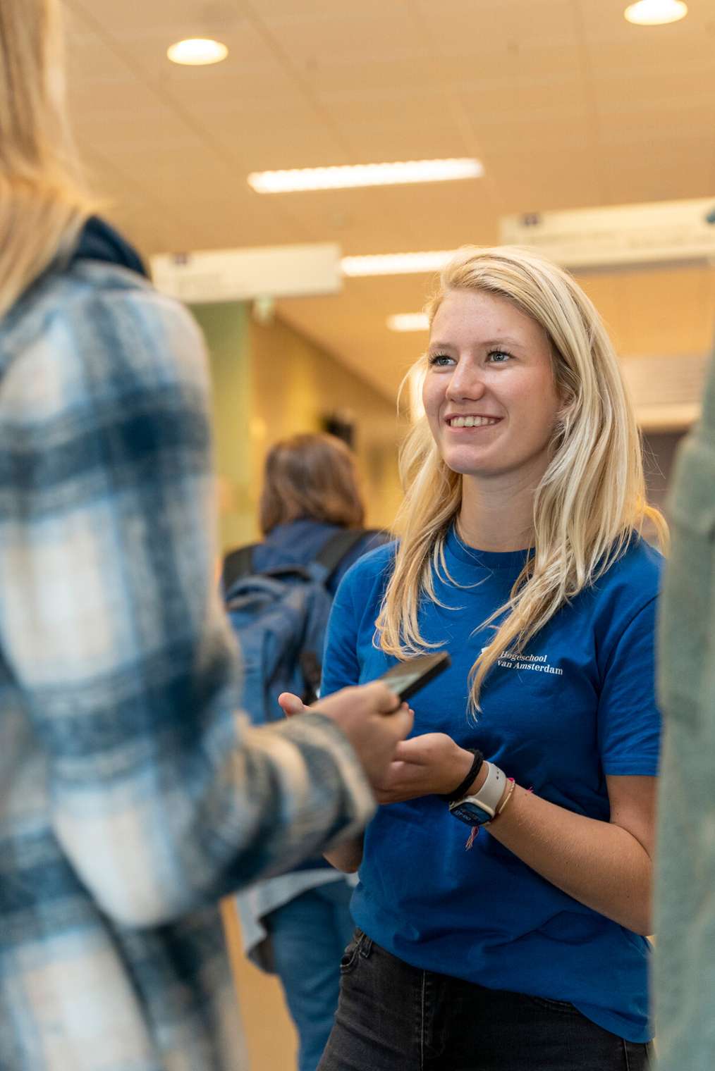 Student praat met bezoeker op een open dag