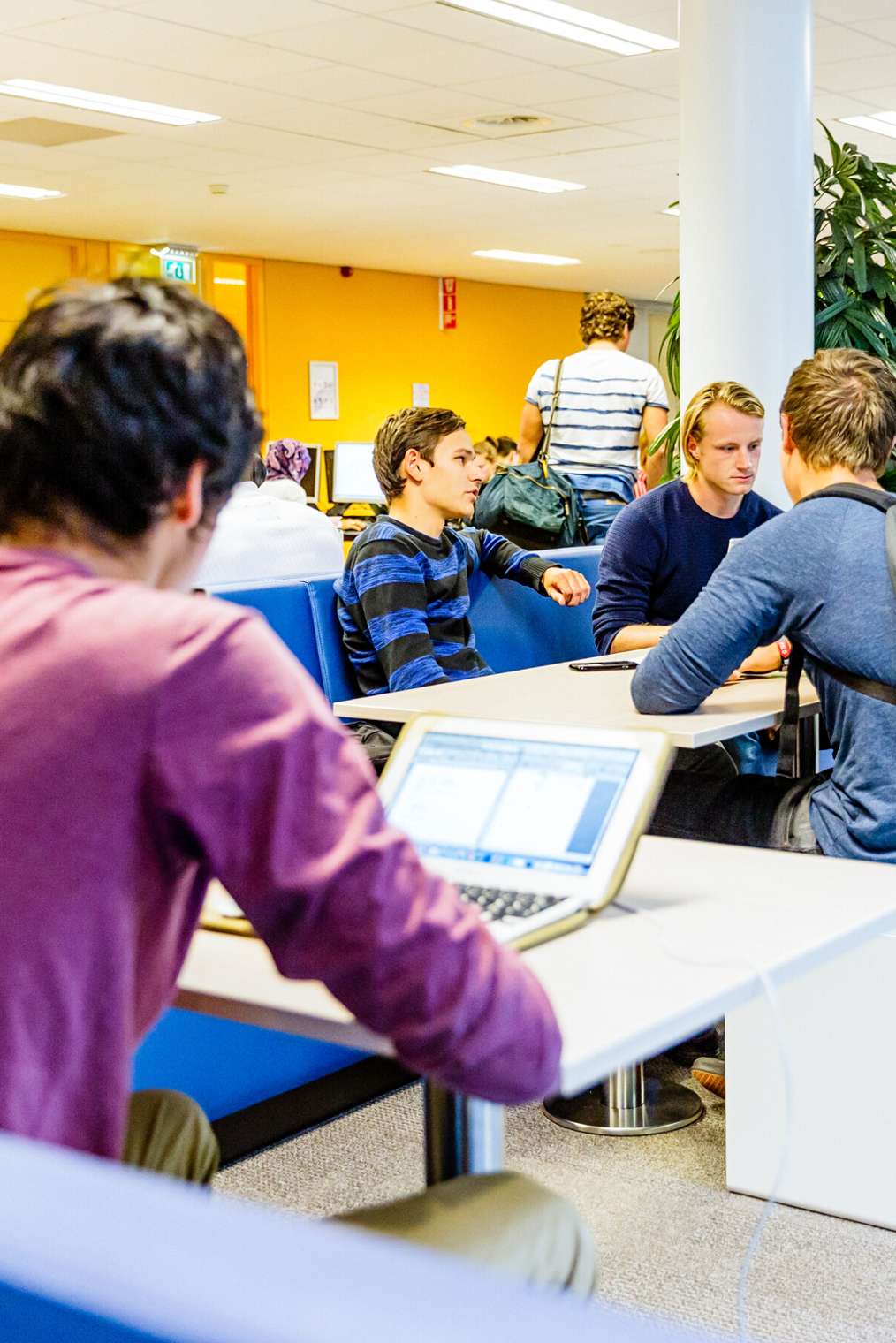 Twee studenten met laptop