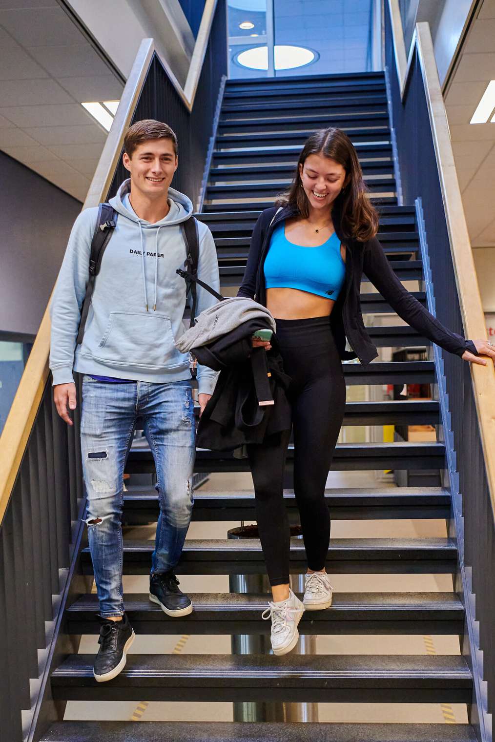 Studenten Sportkunde lopen op trap Dr Meurerhuis HvA