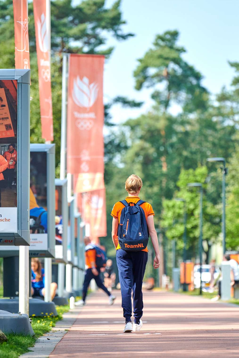 Student loopt langs vlaggen