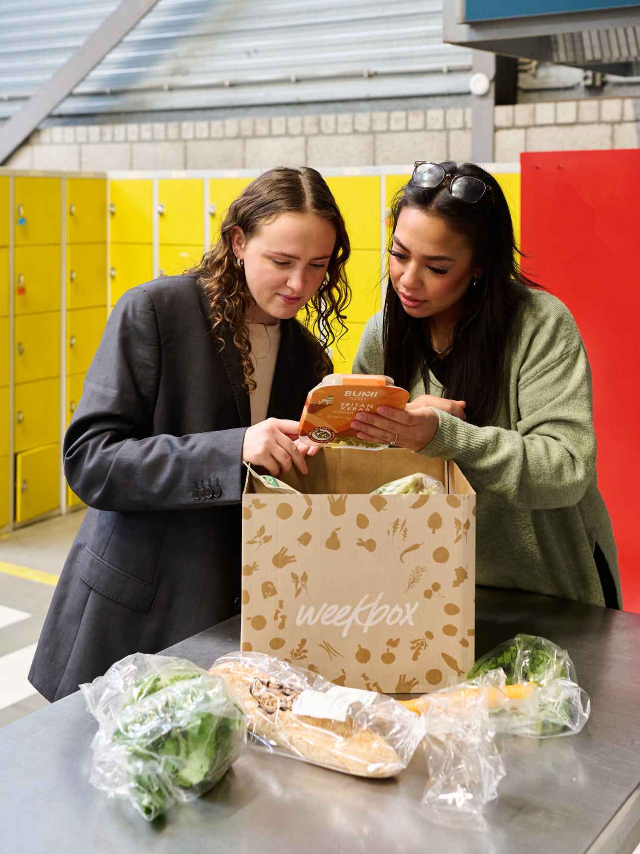 Voedingstudenten bekijken verpakking