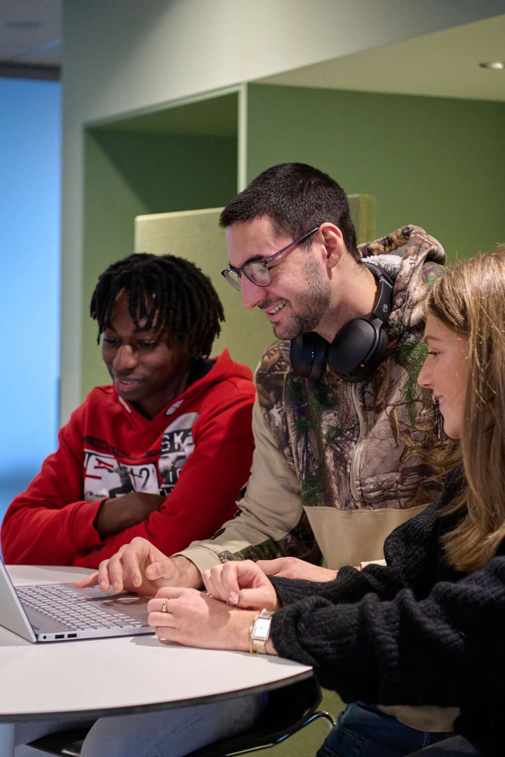 Drie studenten met een laptop