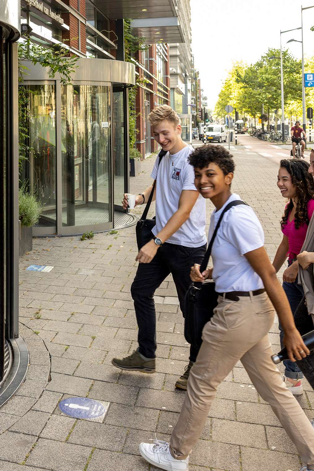 Vier studenten in de aula op een open dag