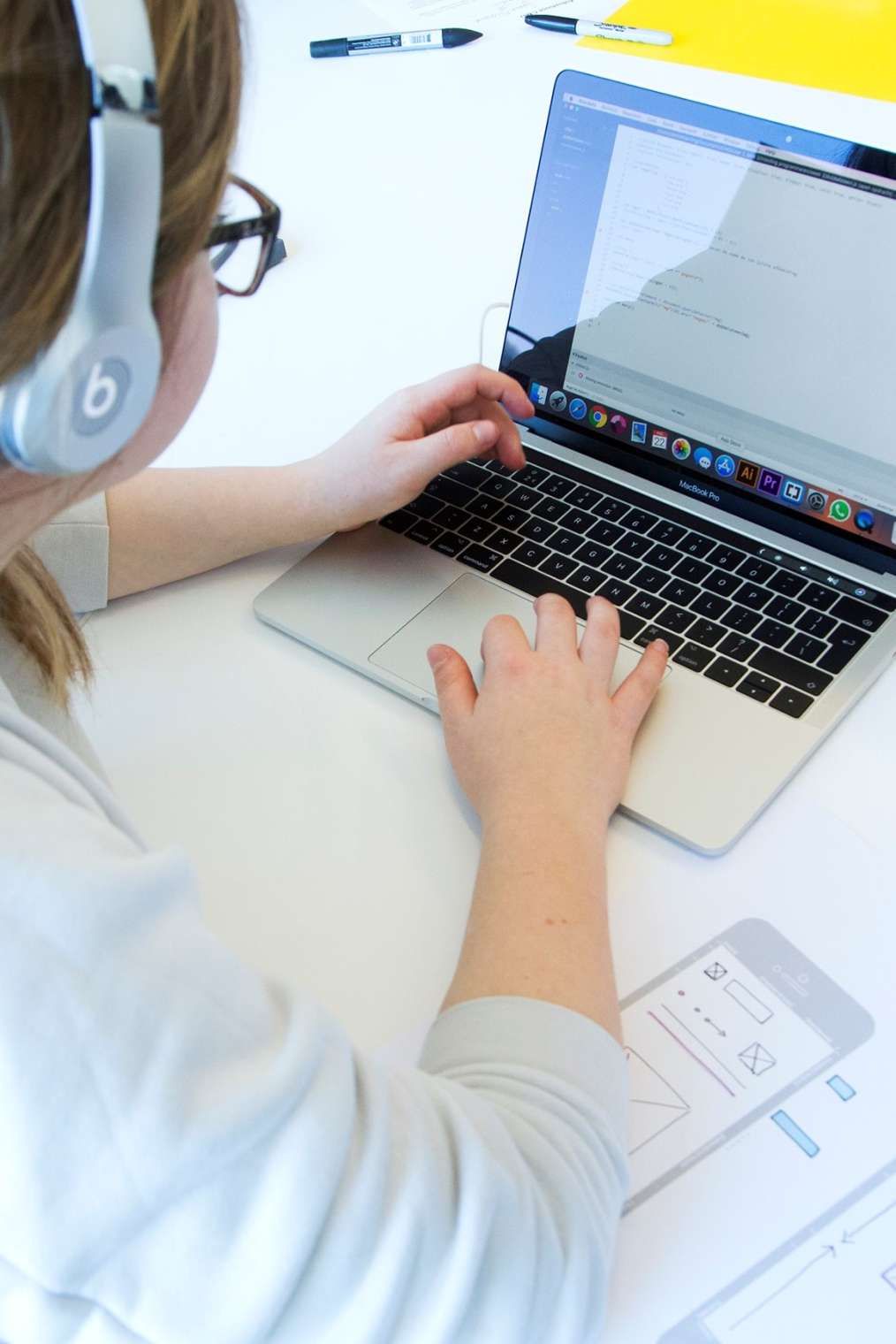 Twee studenten met laptop