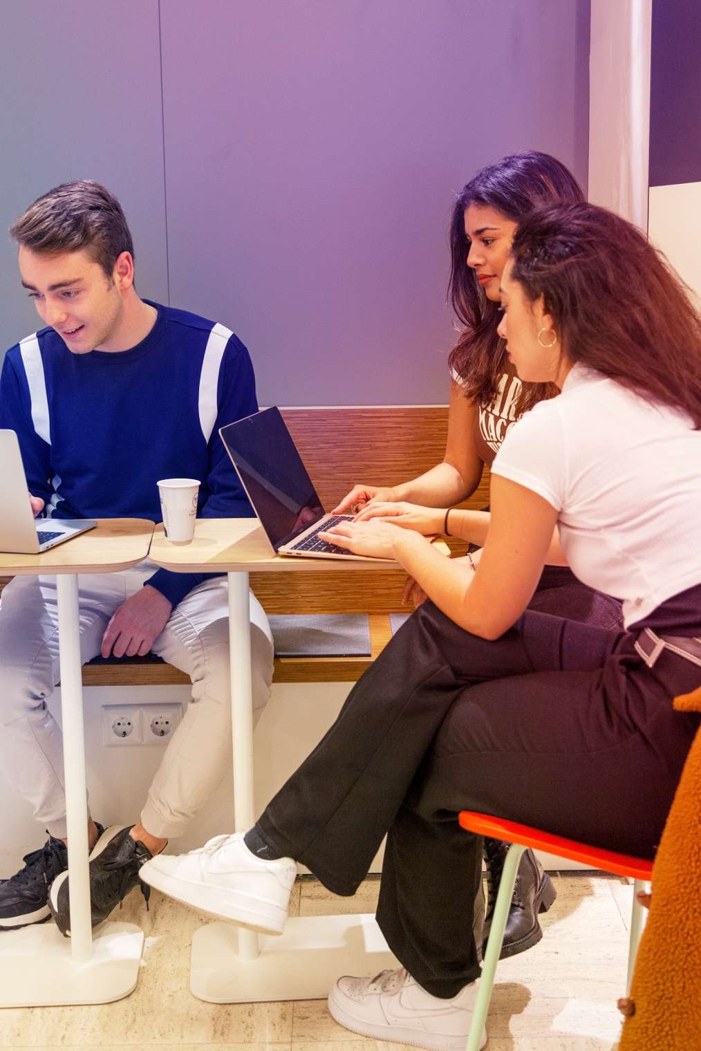 Drie studenten met laptop