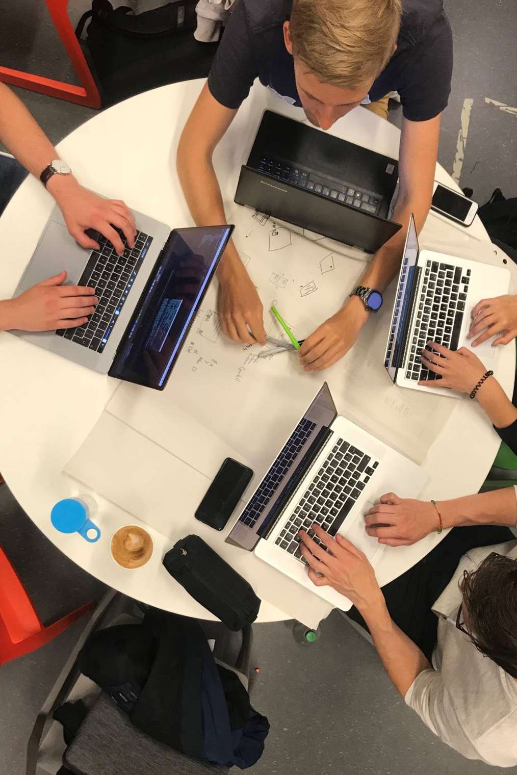 Drie studenten met laptop