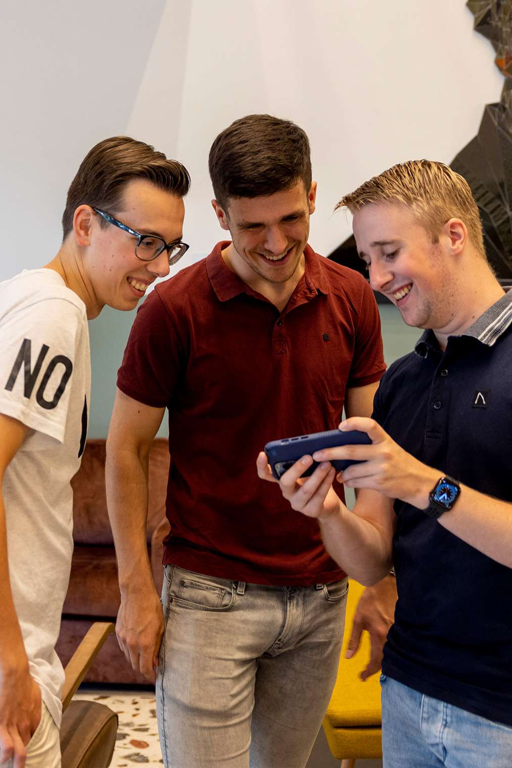 Drie studenten aan tafel met elkaar in gesprek