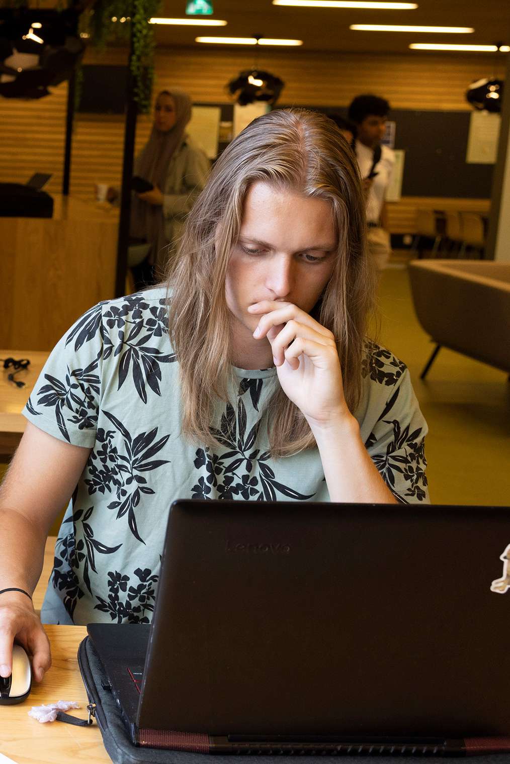 Drie studenten met laptop