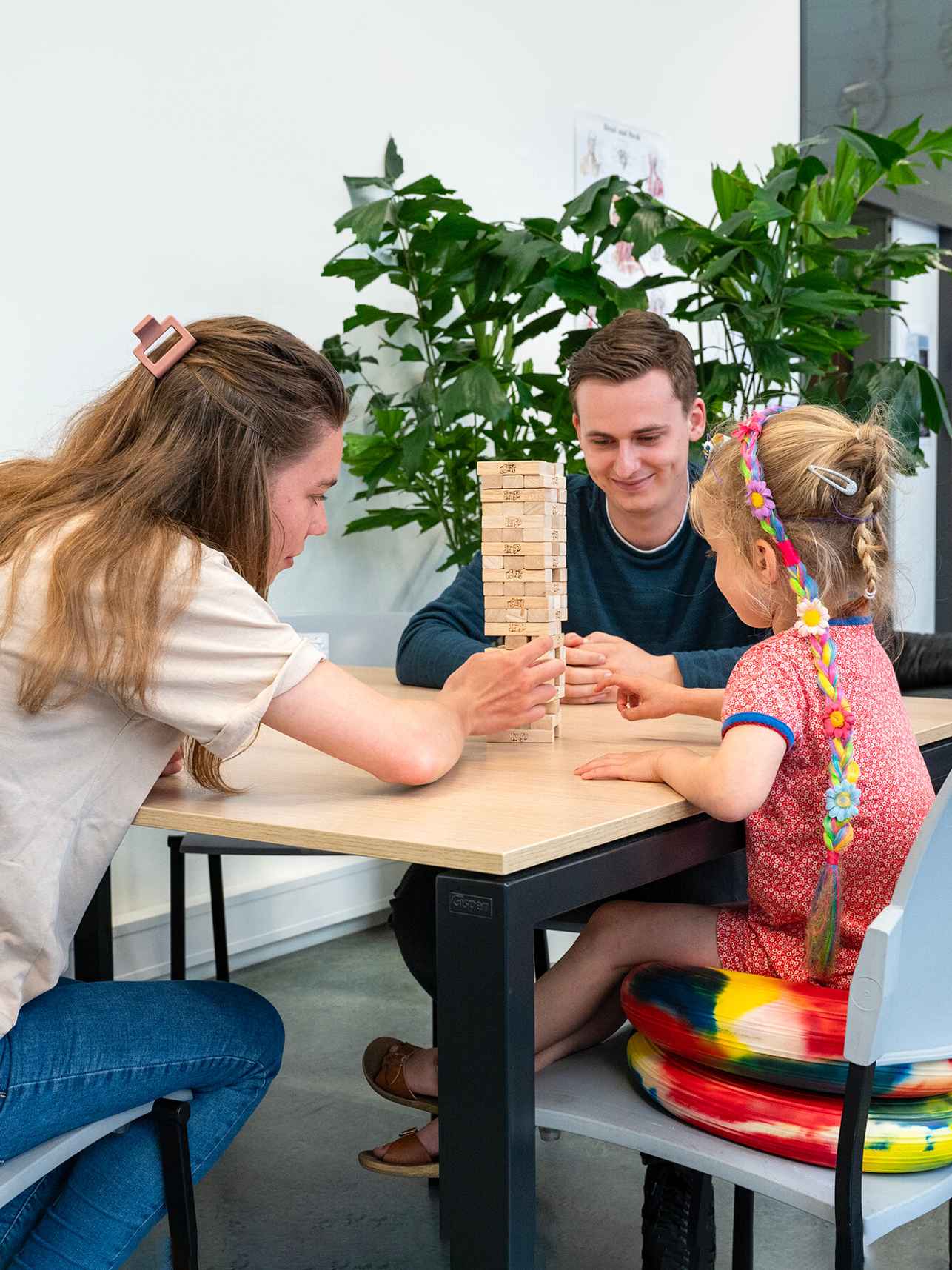 ergotherapeut speelt met jong meisje spel houten blokken, Ergotherapie HvA