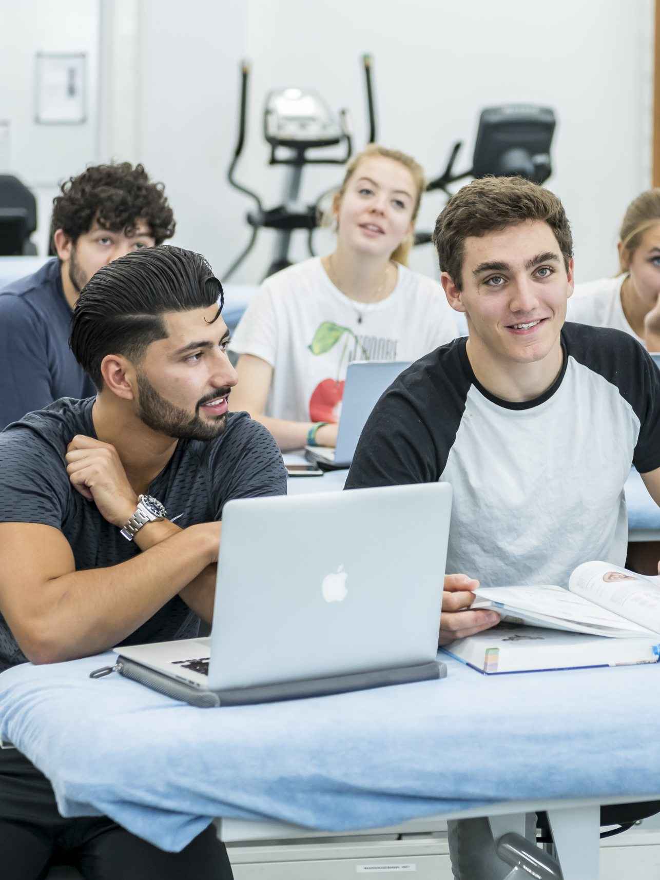 Studenten Fysiotherapie studeren samen achter laptop op campus HvA