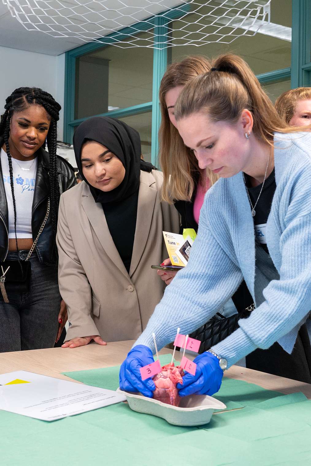 Vier studenten in de aula op een open dag