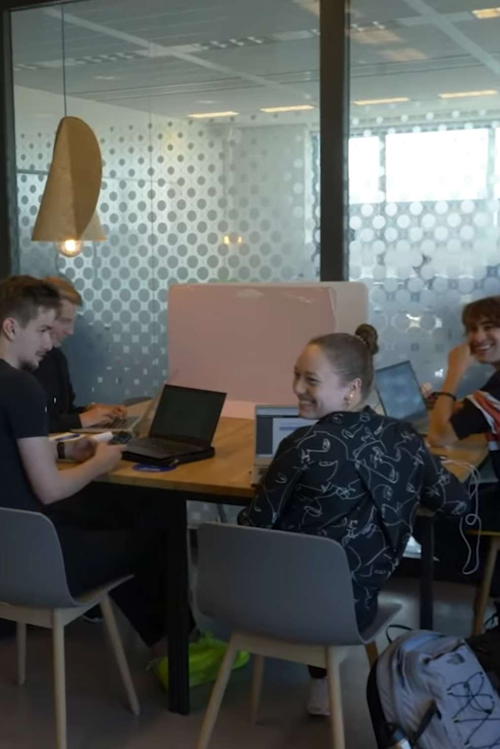 Vier studenten in de aula op een open dag