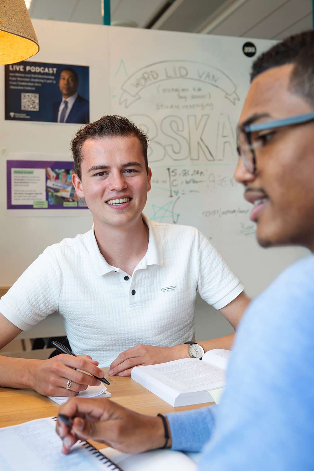 Vier studenten in de aula op een open dag