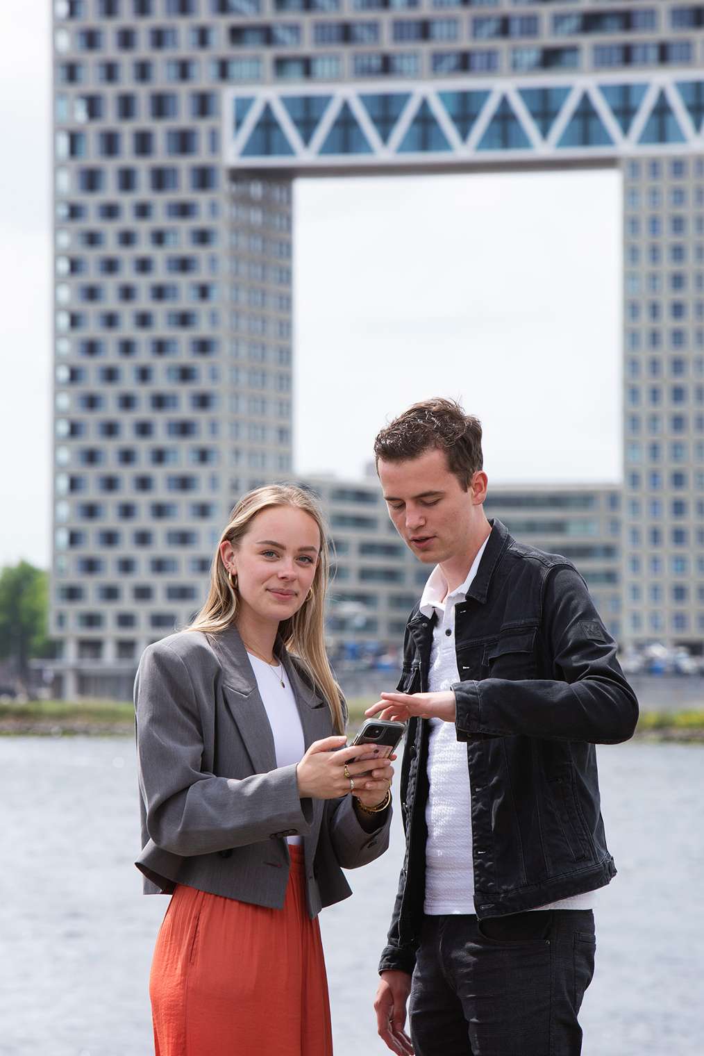 Drie studenten aan tafel met elkaar in gesprek