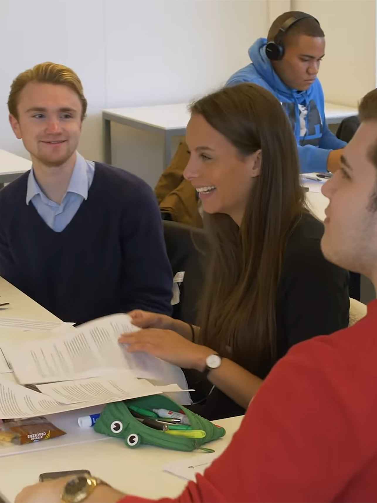 Student legt aan andere studenten uit hoe het werkt tijdens een proefstudeerles