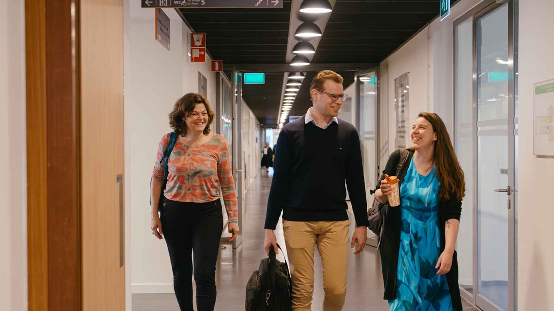 Studenten master Leraar Wiskunde lopen over de gang in het Kohnstammhuis