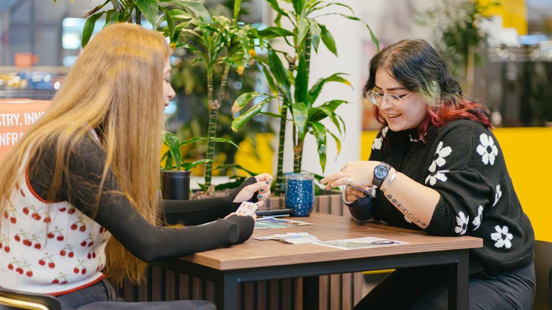 Twee studenten spelen een kaartspel