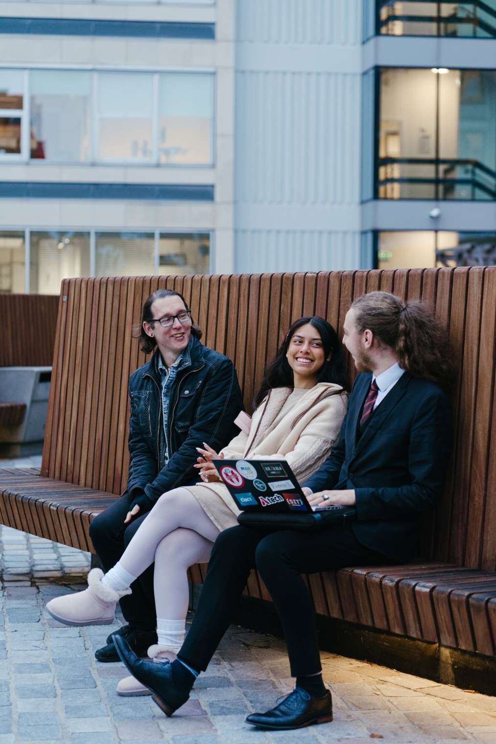 Studenten Leraar Engels zittend op Kohnstammhof