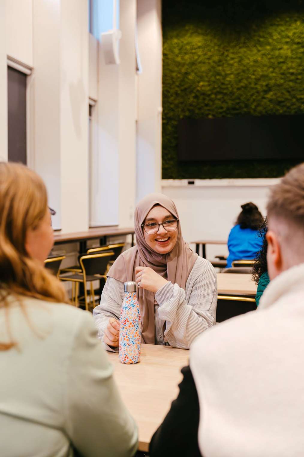 Studenten zittend in kantine