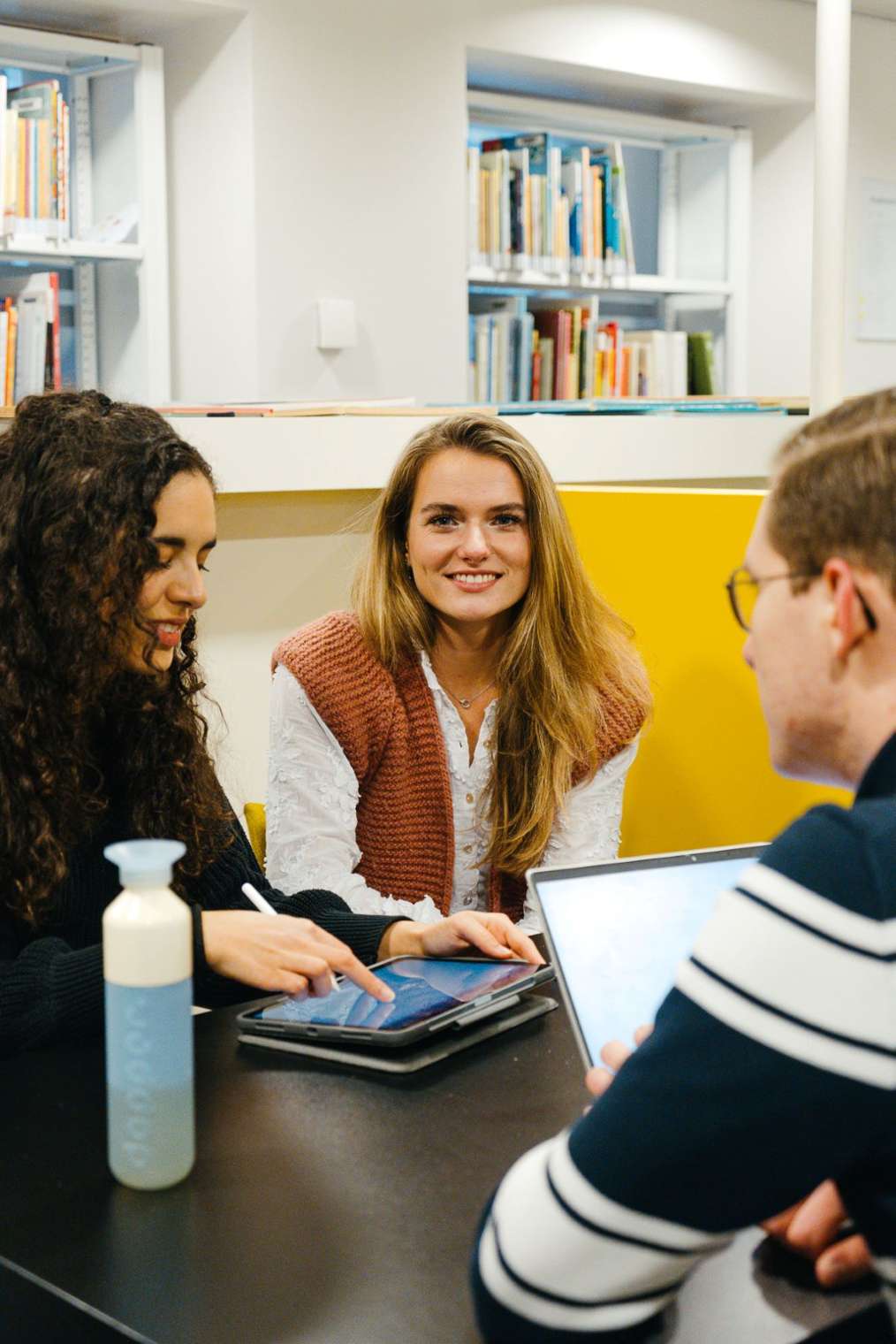 Studenten Leraar Wiskunde aan het studeren in de bibliotheek.