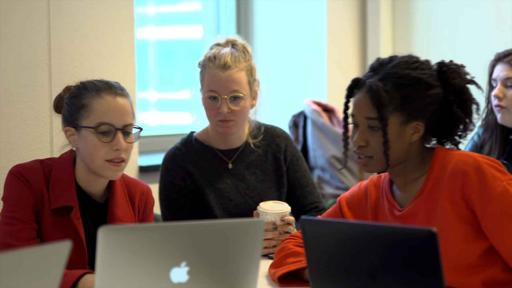 Studenten achter hun laptop tijdens een college