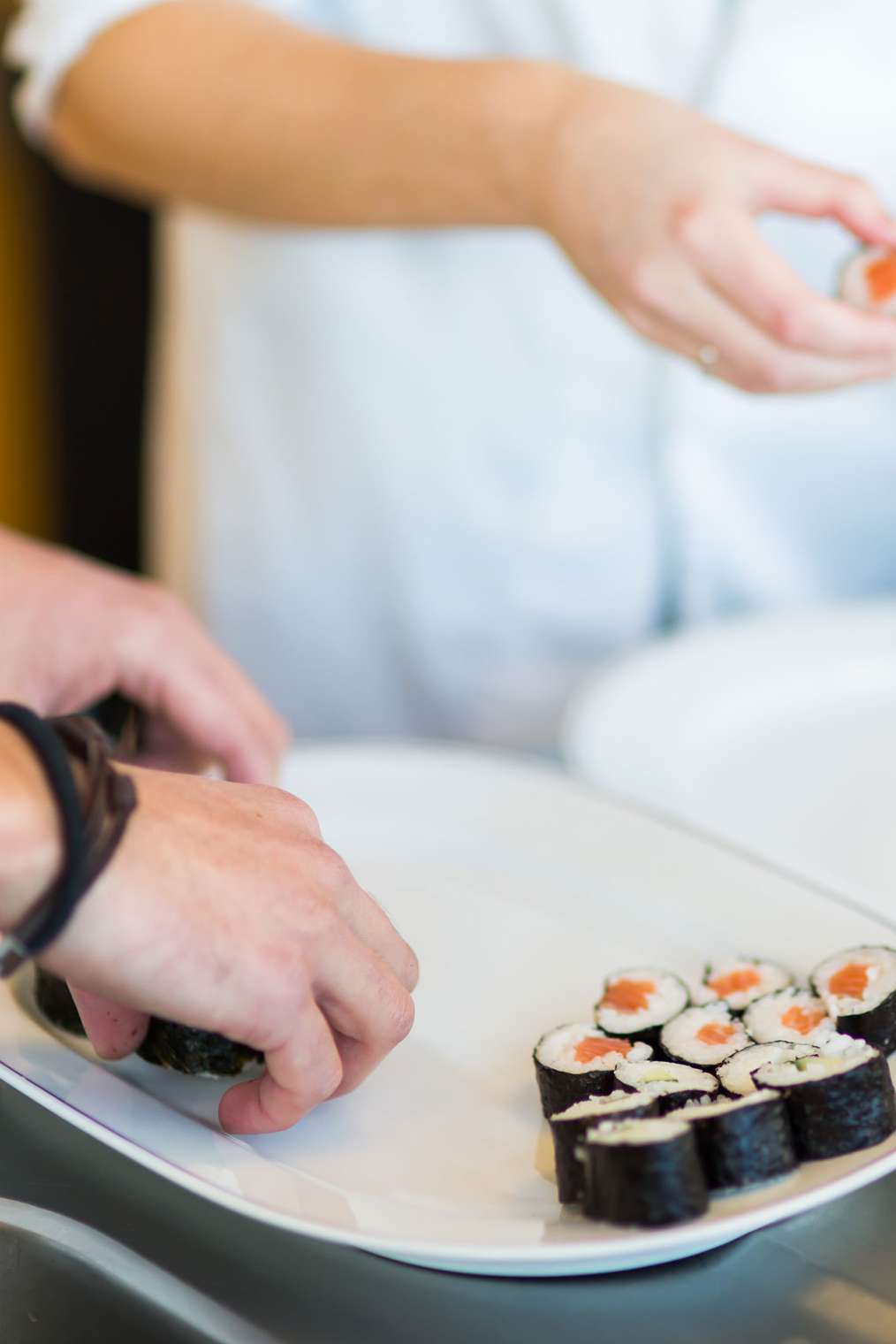 Studenten maken sushi