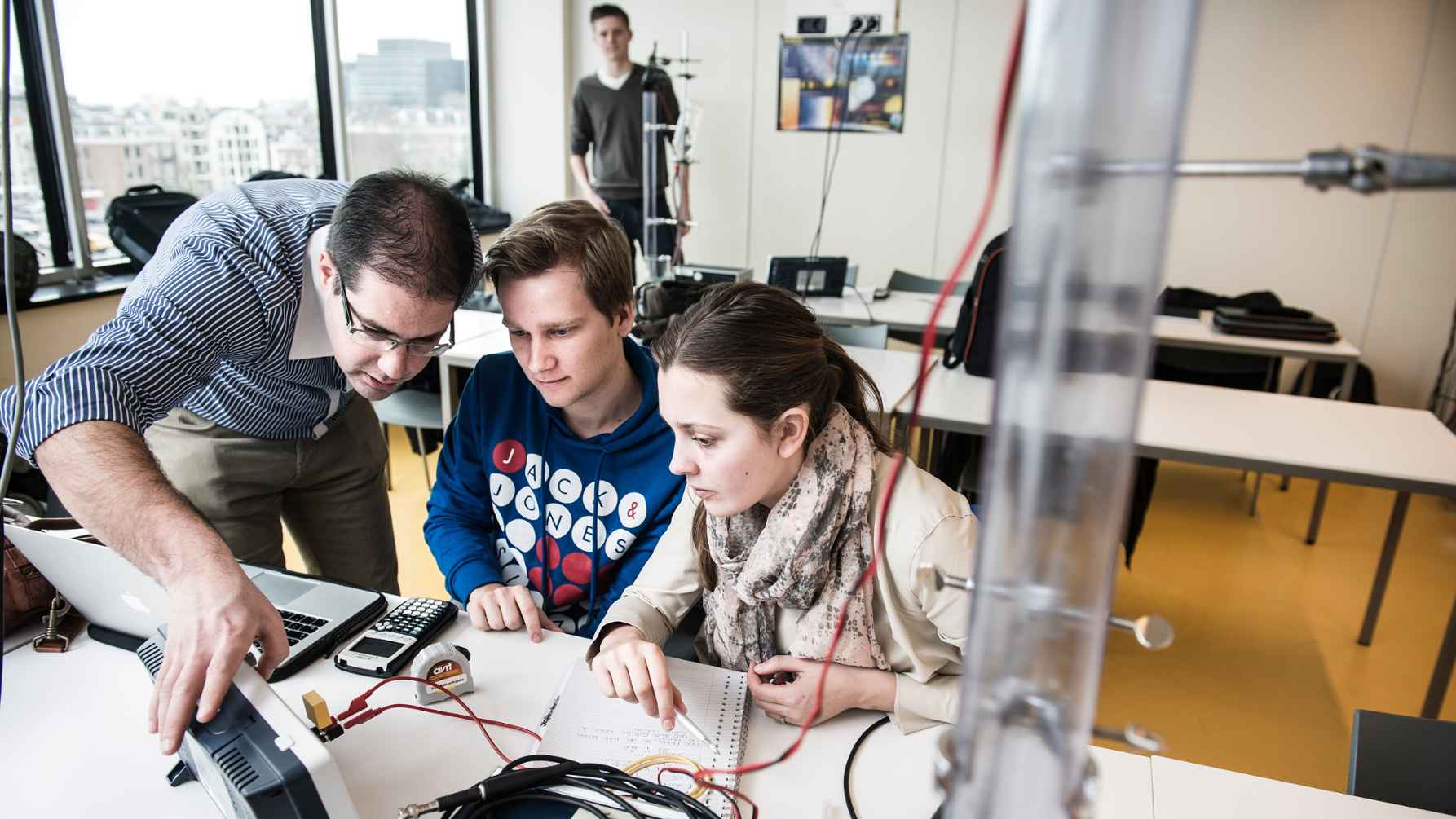 Studenten met docent tijdens practicum