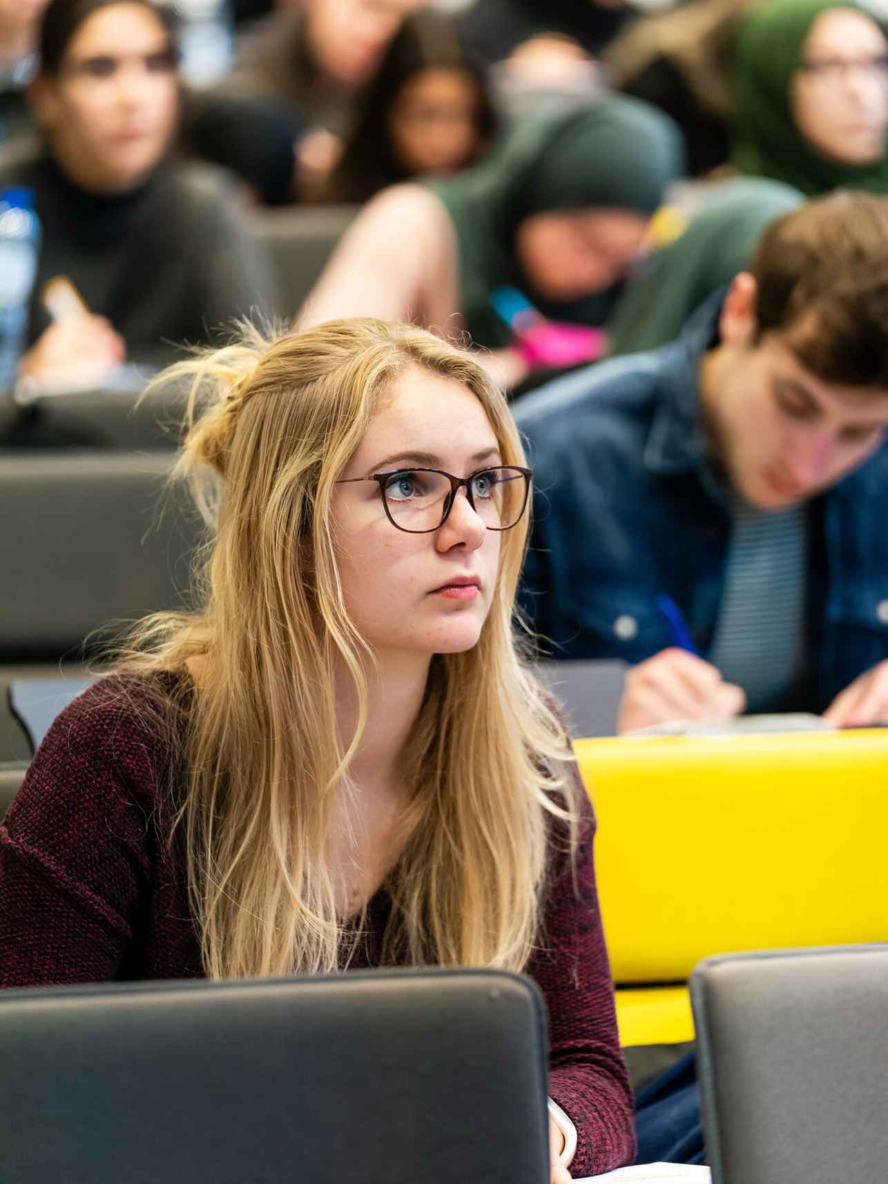 Studenten volgen aandachtig college