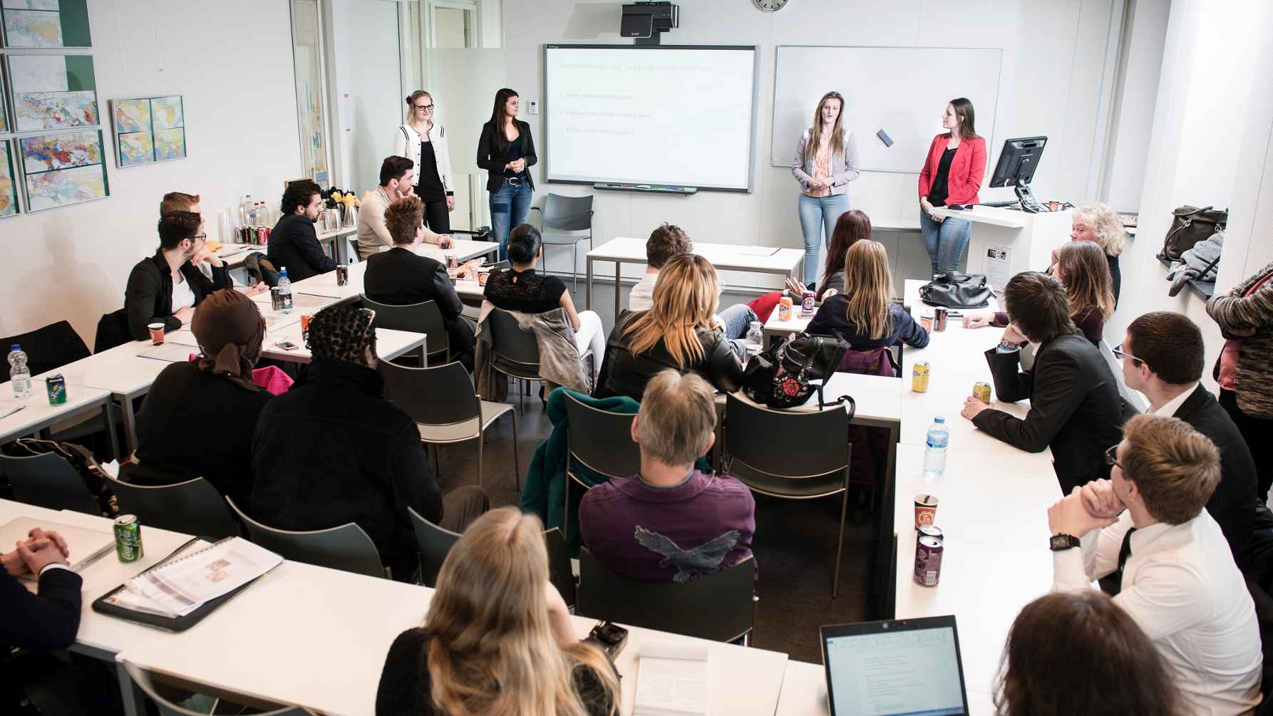 Docent en studenten tijdens college