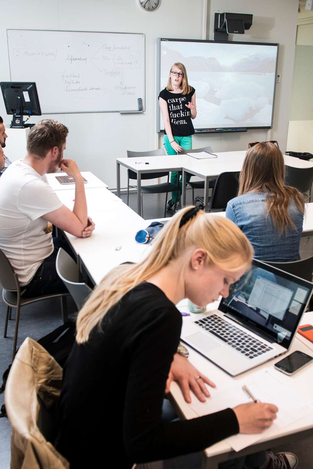 Docent en studenten tijdens college