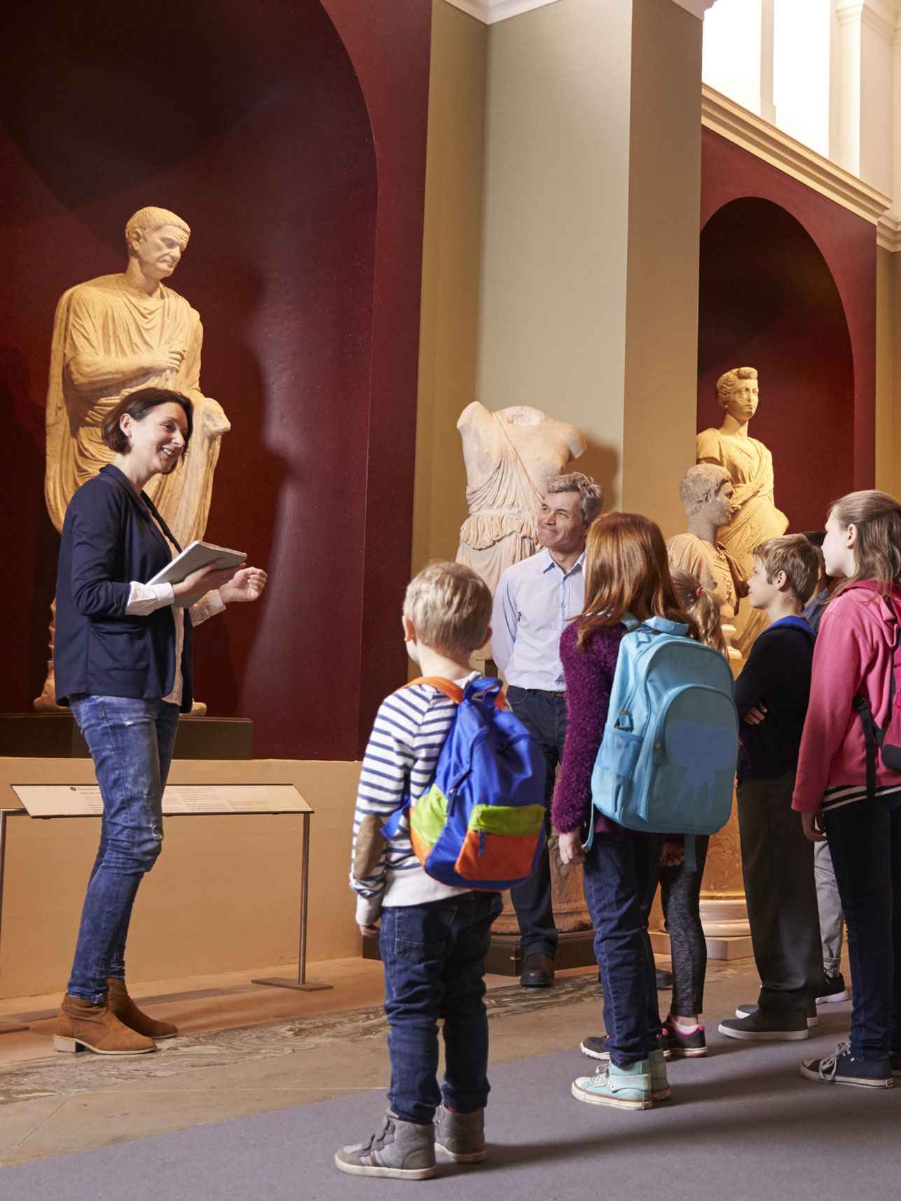 Lerares met leerlingen in museum