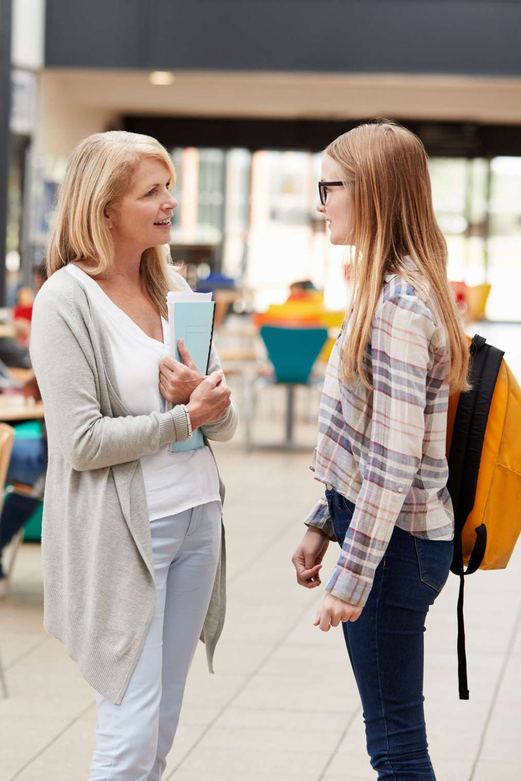 Lerares en leerling in gesprek