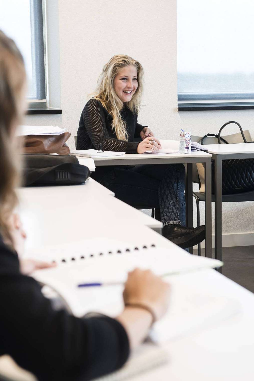 Studenten maken aantekeningen tijdens college