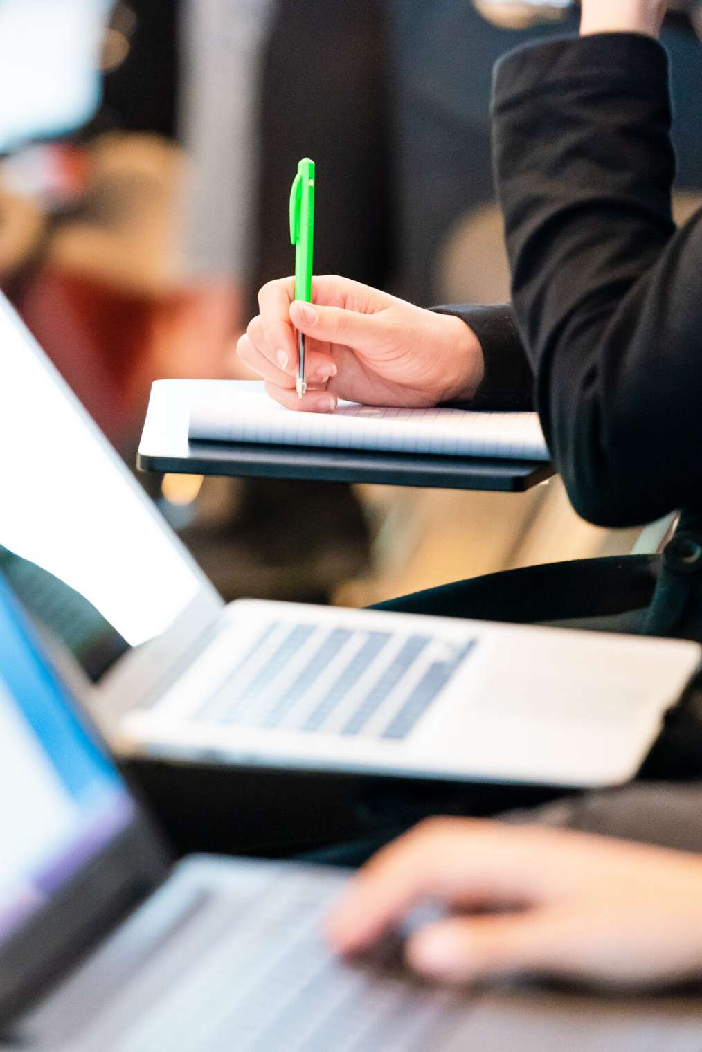 Studente maakt aantekeningen tijdens het college.
