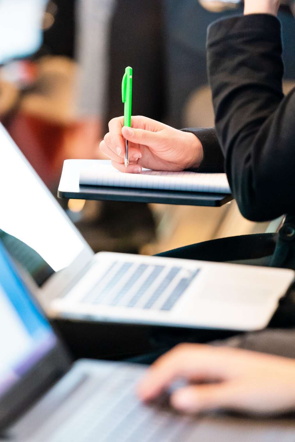 Studenten achter laptop tijdens college