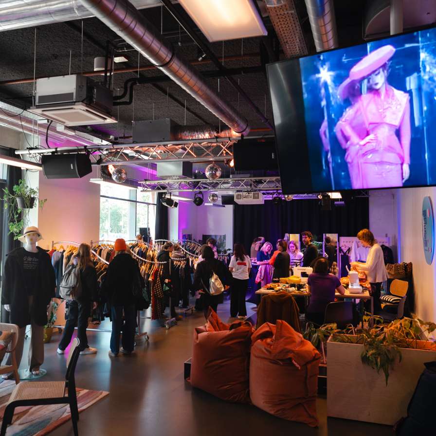 FLOOR Kledingruilbeurs als tegenhanger voor Black Friday