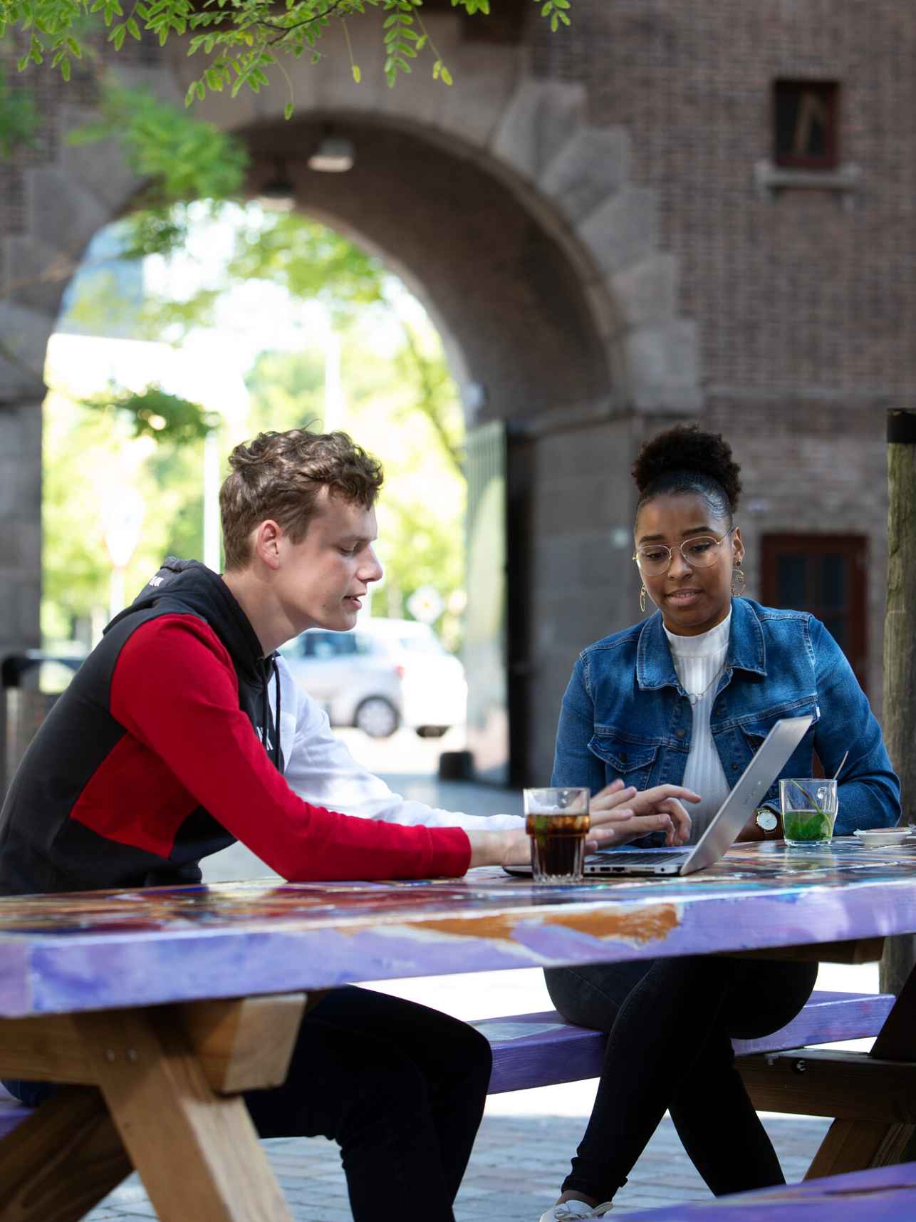 2 studenten achter een laptop