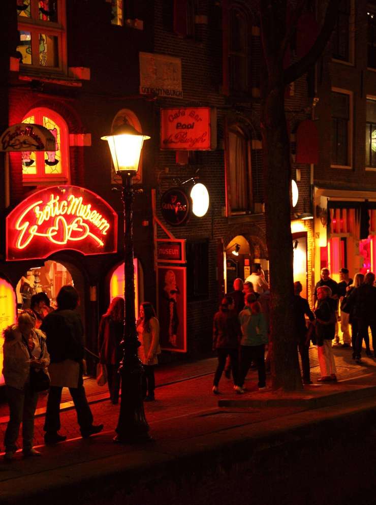 De Amsterdamse Wallen in de avond.