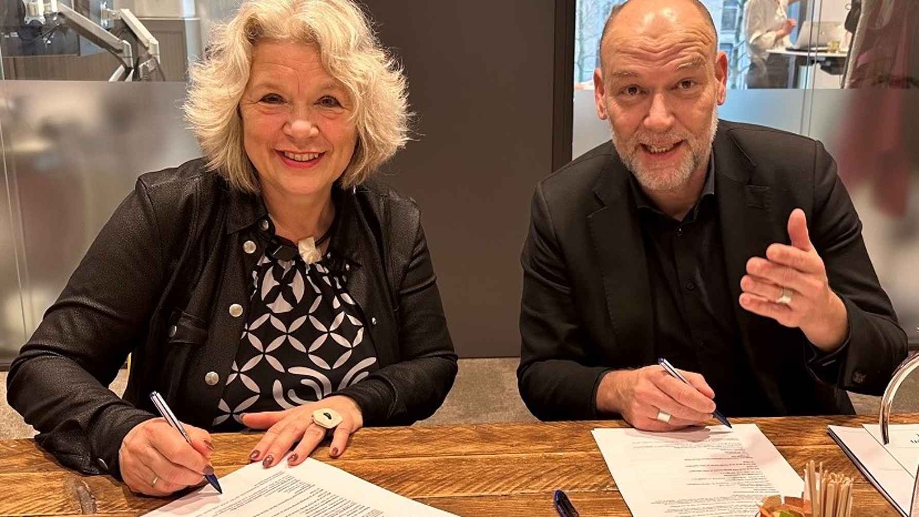 Collegevoorzitter Jopie Nooren en wethouder Rutger Groot Wassink ondertekenen het Convenant ‘Wij Zijn Samen Nieuw-West’