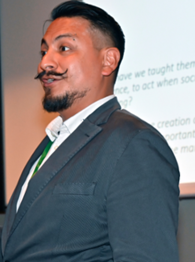 A lecturer from HvA speaks in front of a group.