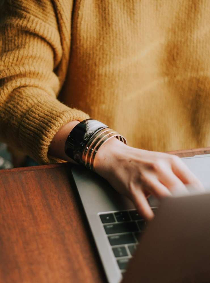 Working woman with laptop.