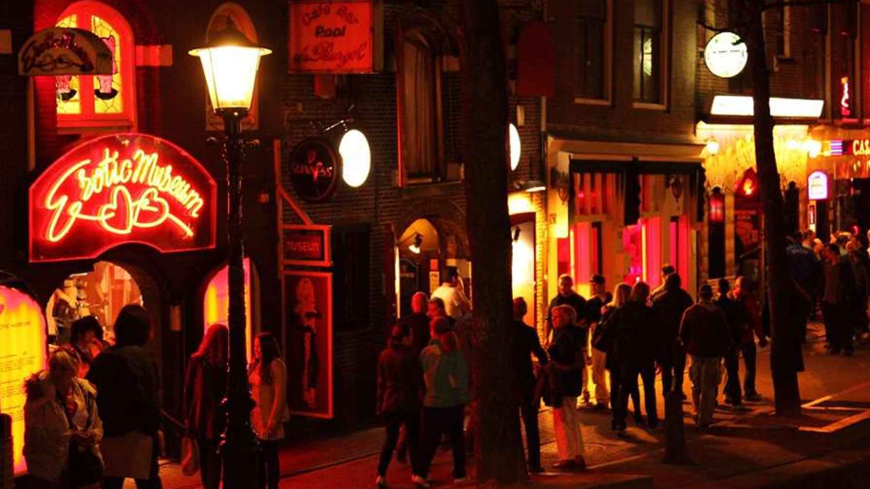 De Wallen in Amsterdam in de avond