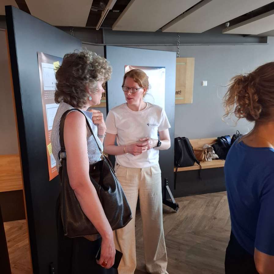 Tessa de Leur licht haar onderzoek toe aan bezoeker