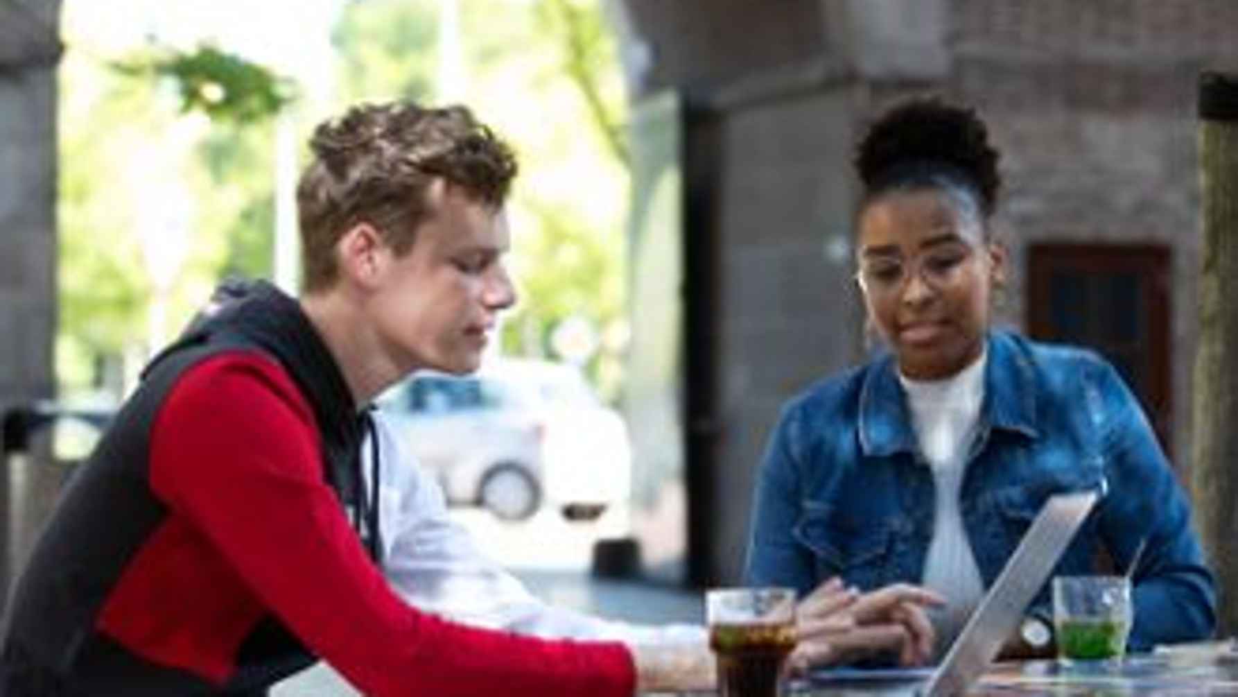 duo buiten aan een tafel