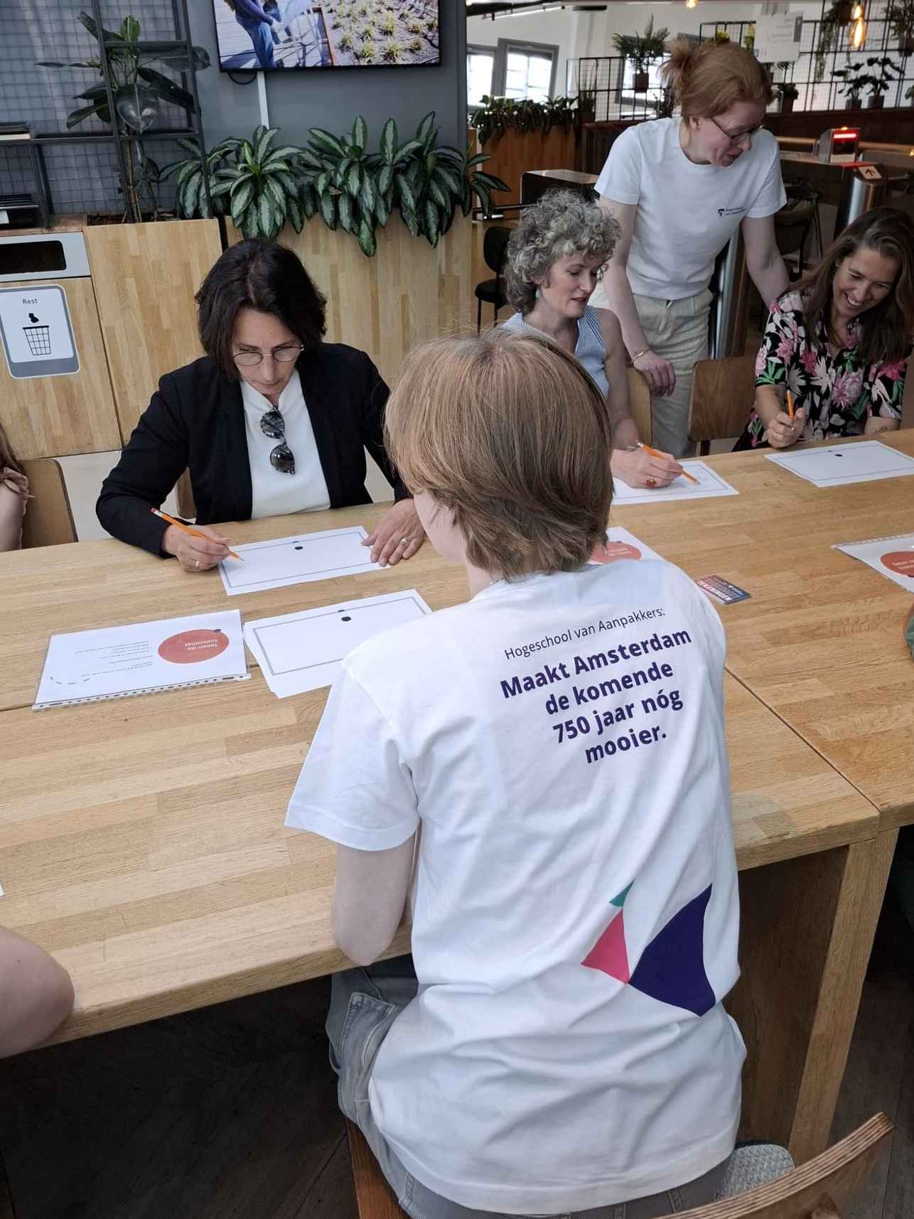 Nora begeleidt een deelnemer bij de toekomsttekening